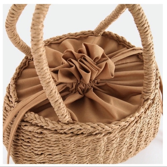 HOLLIE- Drawstring Straw Bucket Bag - Picture 3 of 5